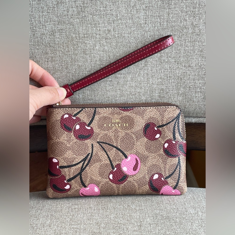 NWT！2PCS COACH MOLLIE TOTE BAG 25 IN SIGNATURE WITH CHERRY AND WRISTLET - Picture 8 of 11